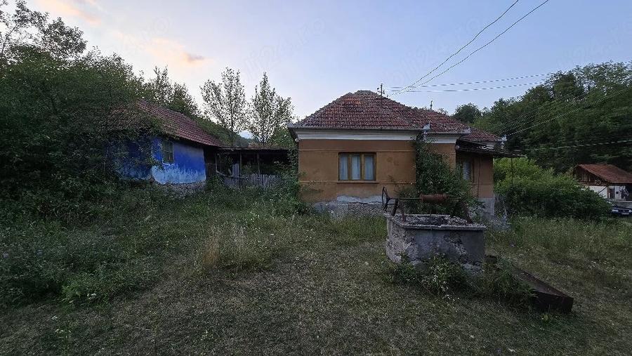 Casă cu 2 camere cu Teren 2563 Mp în Boiu