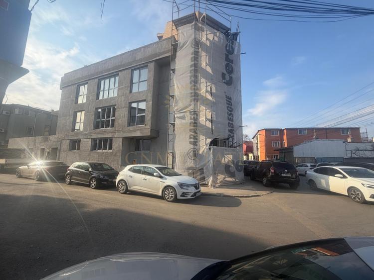 Apartament cu 3 camere semidecomandat, mobilat în Tineretului