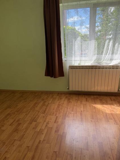 Apartament cu 3 camere semidecomandat în Ostroveni