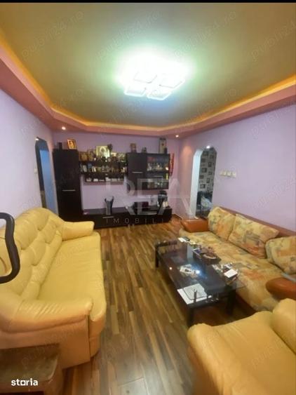 Apartament cu 3 camere semidecomandat în 1 Decembrie 1918