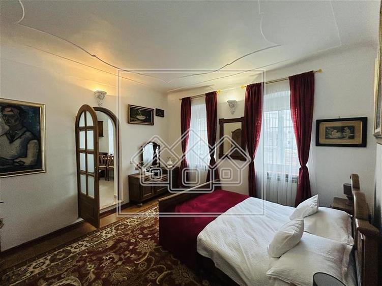 Apartament cu 3 camere semidecomandat în Central