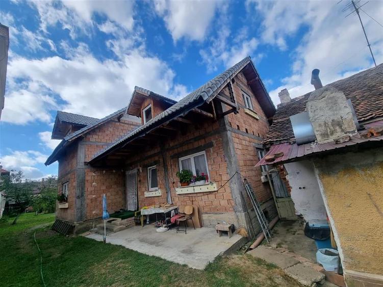 Casă individuală cu 4 camere cu Canalizare în Central