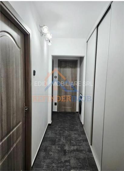 Apartament cu 3 camere decomandat, mobilat în Titan