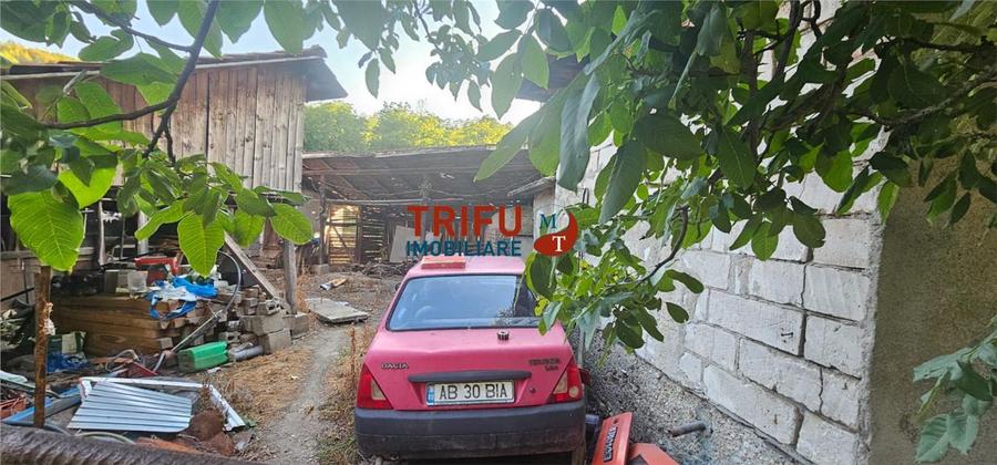 Casă individuală cu 8 camere cu Garaj în Ampoița