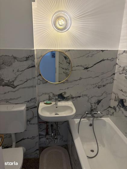 Apartament cu 3 camere semidecomandat în Tei
