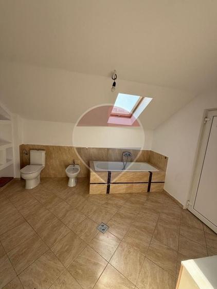 Casă individuală cu 5 camere cu Teren 300 Mp în Ferneziu