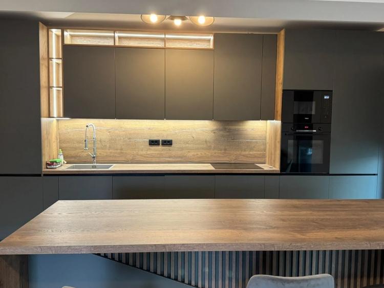 Apartament cu 3 camere decomandat, mobilat în Vitan