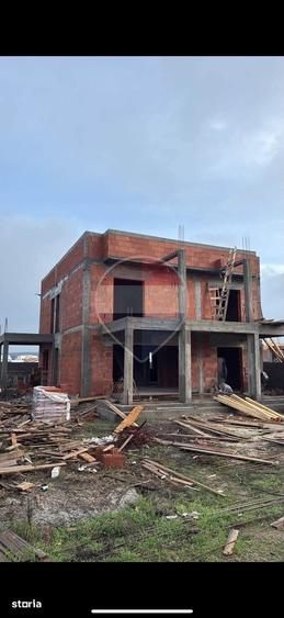 Casă cu 5 camere cu Teren 500 Mp în Malu Mare