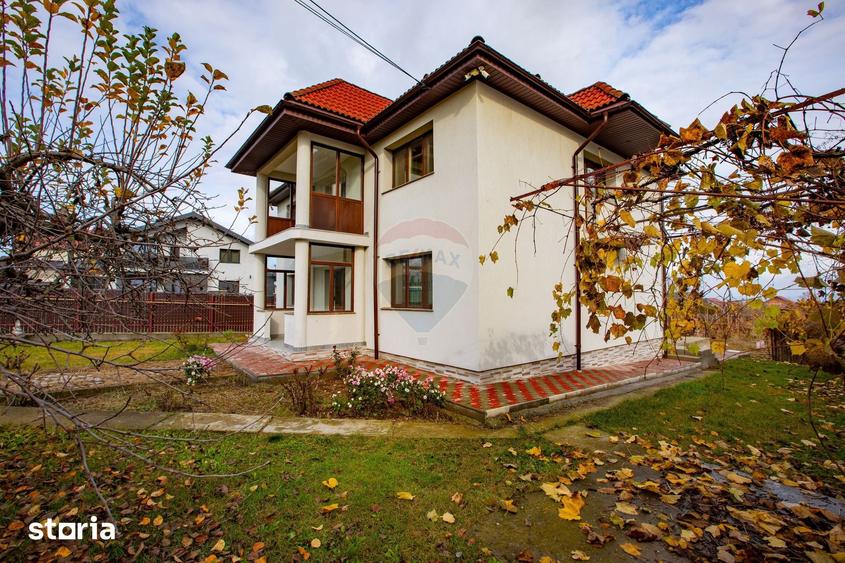 Casă cu 6 camere cu Teren 1710 Mp în Central