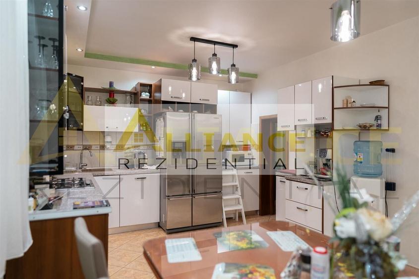 Casă individuală cu 7 camere decomandat cu Piscina în Central