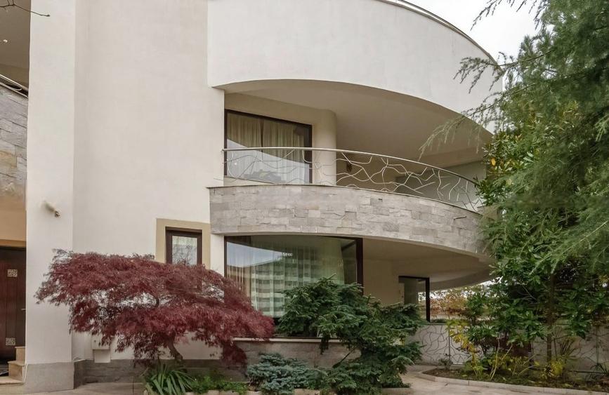 Casă individuală cu 5 camere cu Teren 670 Mp în Central