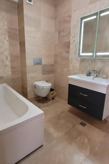 Apartament cu 3 camere semidecomandat, mobilat în Central