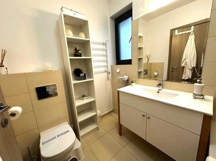 Apartament cu 3 camere semidecomandat, mobilat în Băneasa