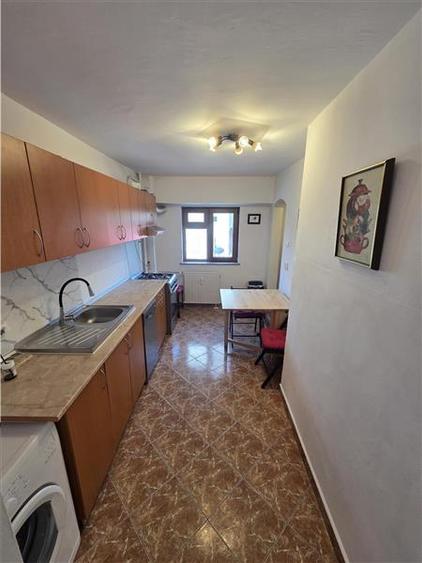 Apartament cu 3 camere decomandat, mobilat în P-ța Victoriei