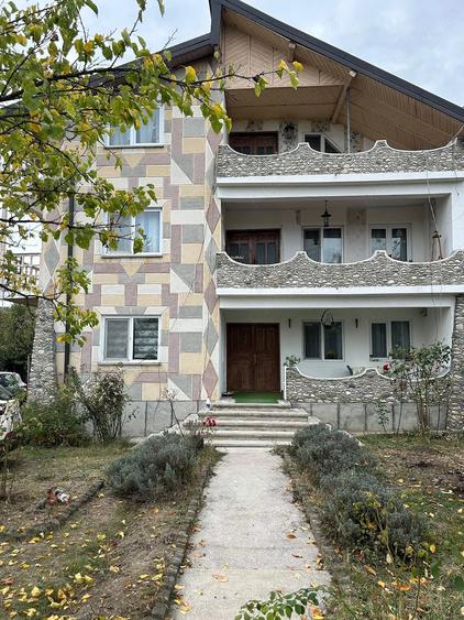 Casă cu 6 camere cu Teren 1875 Mp în Mihăești