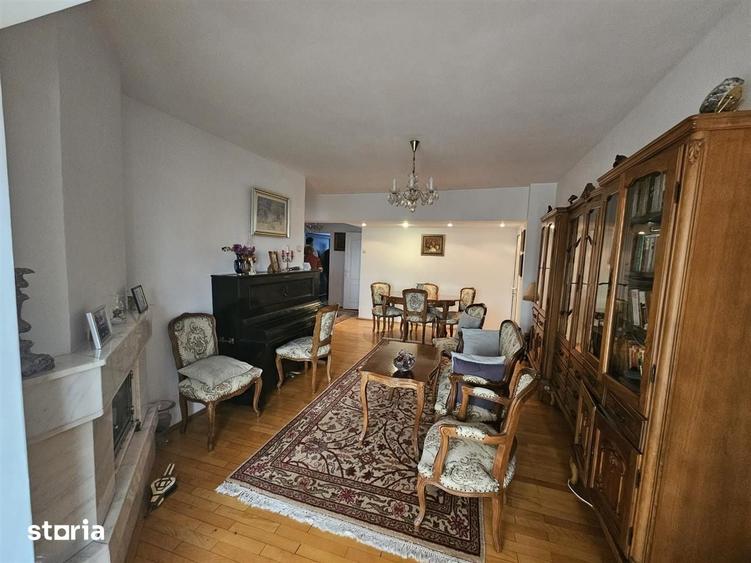 Apartament cu 4 camere decomandat în Hala Centrală