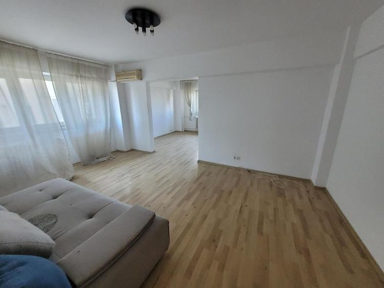 Apartament cu 3 camere decomandat în Titulescu