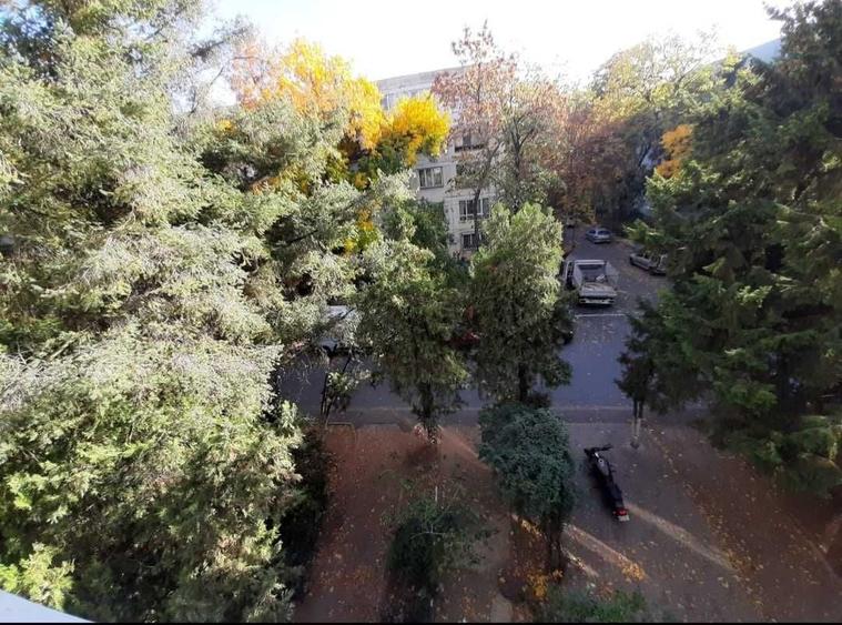Apartament cu 3 camere decomandat în Drumul Taberei