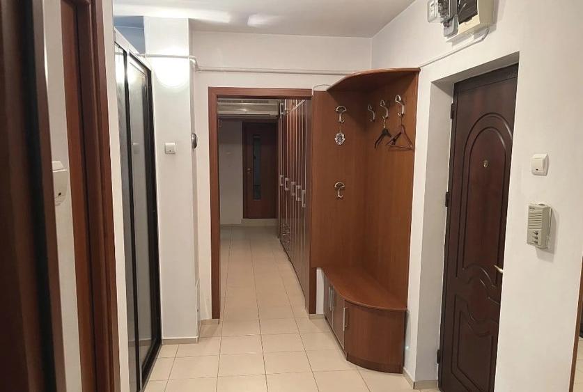 Apartament cu 3 camere semidecomandat în Universitate