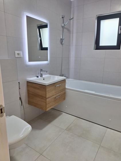Casă cu 4 camere decomandat în Curtești