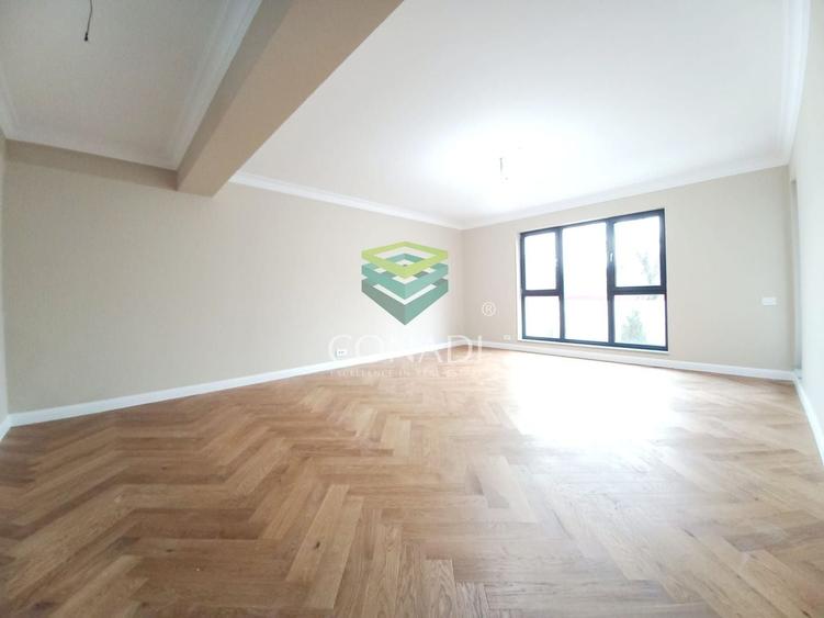 Apartament cu 4 camere decomandat în Băneasa