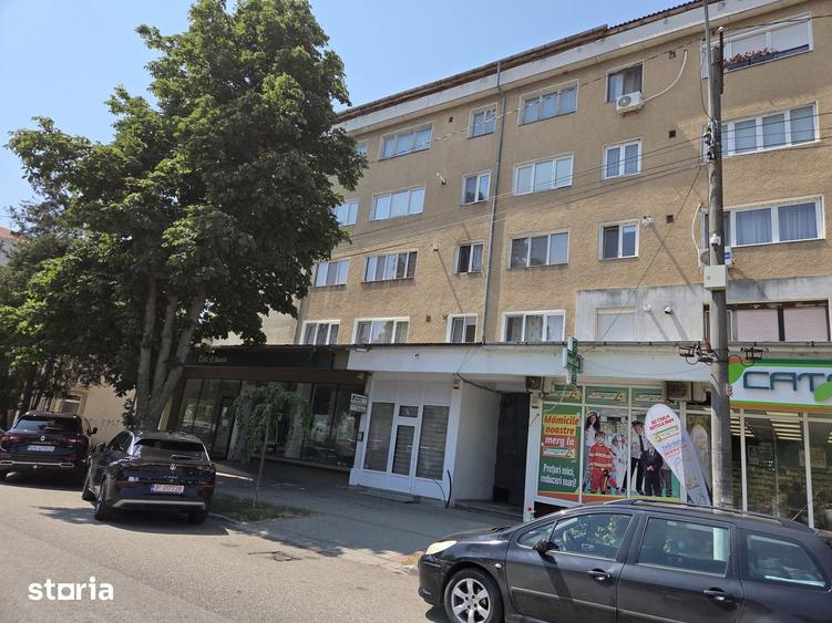 Apartament cu 4 camere semidecomandat în Central