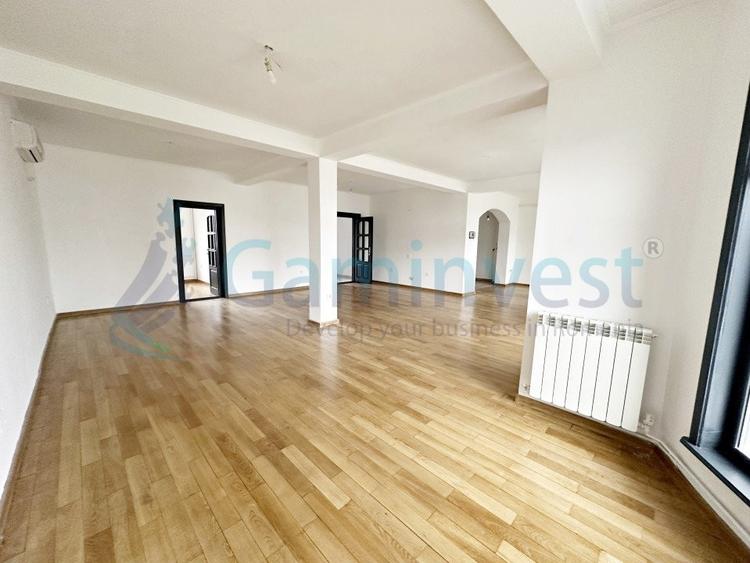 Casă individuală cu 13 camere cu Canalizare în Iosia