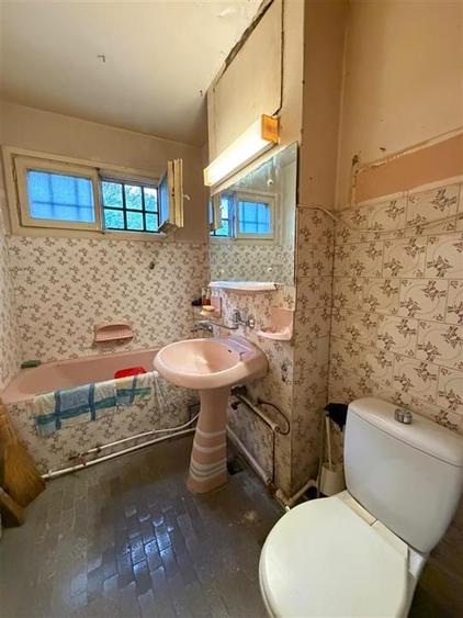 Apartament cu 3 camere semidecomandat în Podu Roș