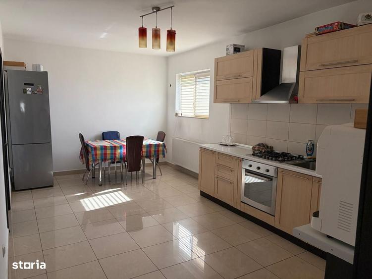Casă cu 4 camere cu Teren 400 Mp în Florești