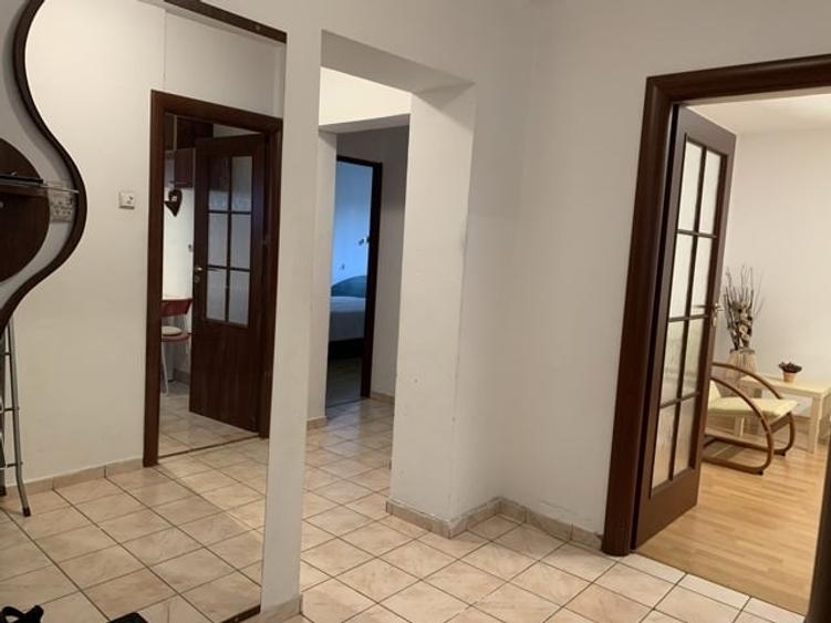 Apartament cu 3 camere decomandat, mobilat în P-ța Victoriei
