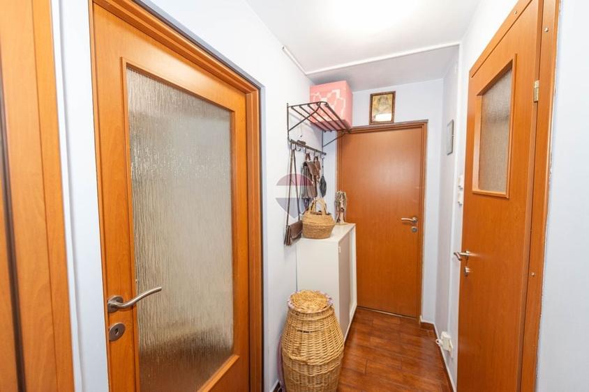 Apartament cu 3 camere semidecomandat, mobilat în Titan
