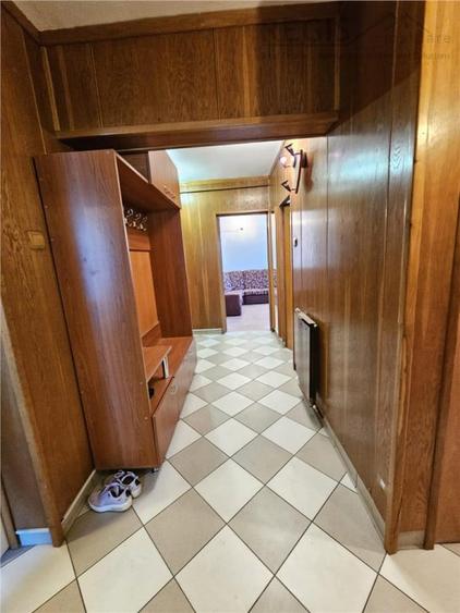 Apartament cu 4 camere decomandat în Calea București