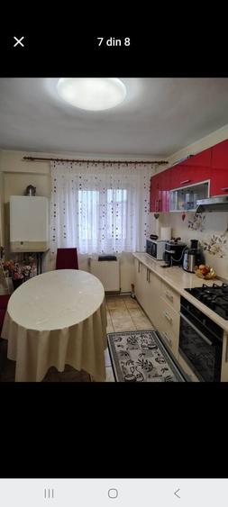 Apartament cu 3 camere decomandat în Est