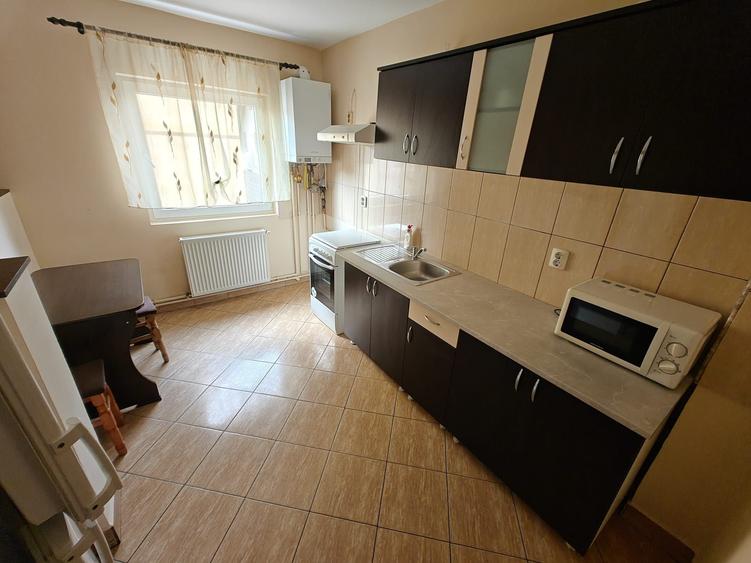 Apartament cu 3 camere decomandat în Turnișor