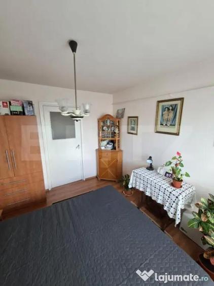 Apartament cu 3 camere semidecomandat, mobilat în Central