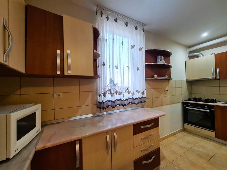 Apartament cu 3 camere semidecomandat, mobilat în Calea Poplăcii