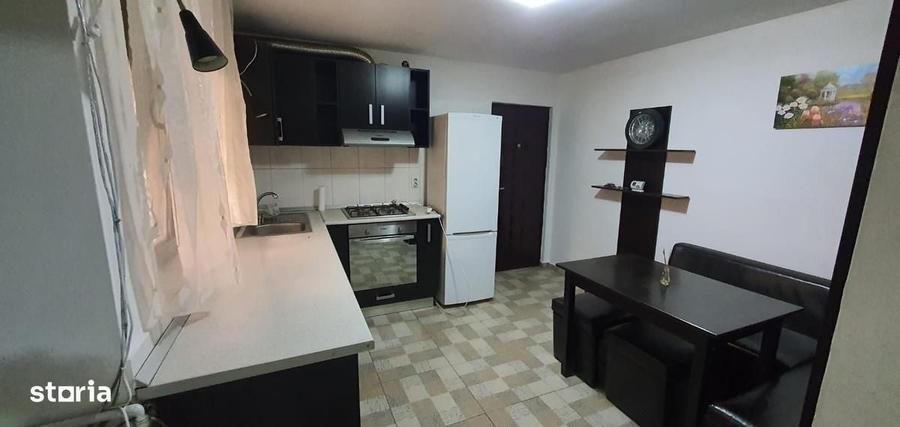 Apartament cu 2 camere semidecomandat în Tei