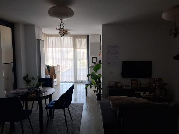 Apartament cu 2 camere semidecomandat, mobilat în Victoriei