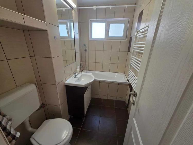 Apartament cu 2 camere semidecomandat, mobilat în Podul de Piatră