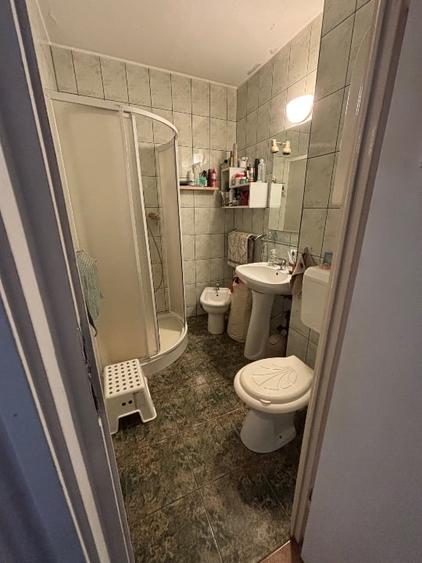 Apartament cu 3 camere semidecomandat, mobilat în 1 Mai