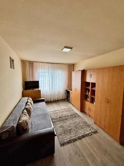 Apartament cu 3 camere semidecomandat în Central