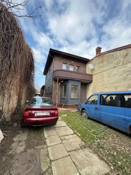 Vila P+ Et 1, Marasesti stradal - 1