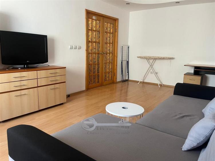 Apartament cu 3 camere decomandat în Nicolina