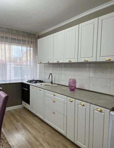 Vila de inchiriat cu 5 camere, zona Km 5 - 3