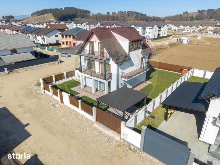 Casă cu 9 camere cu Teren 501 Mp în Astra