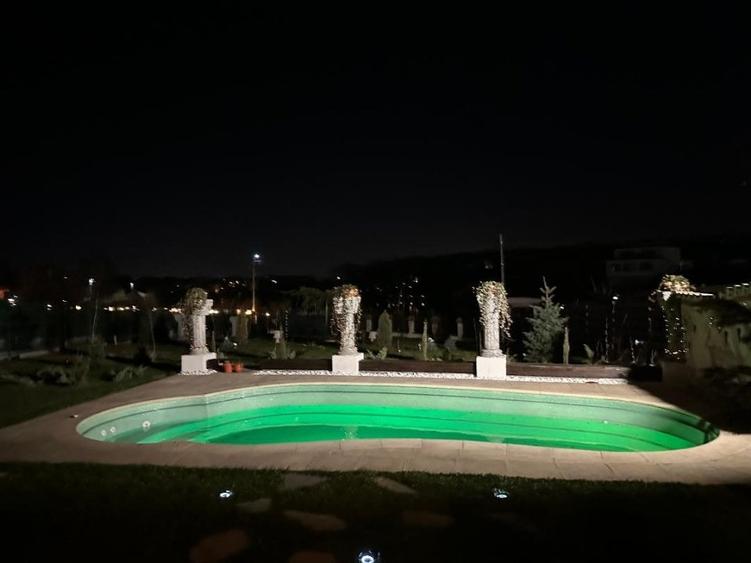 Reședință de colecție pe malul lacului/ Arhitectură neoromânească 2051 mp, teren - 2