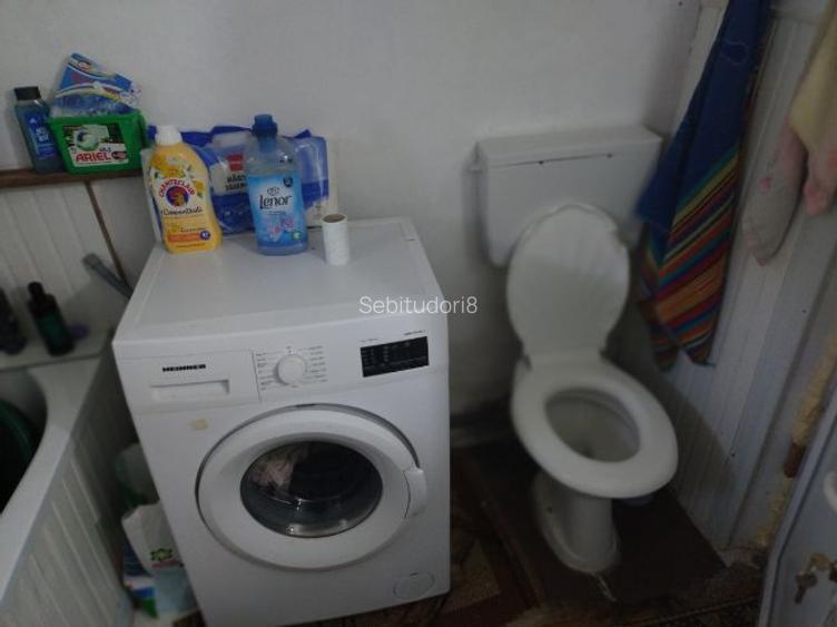 Vând casă 3 cam la șosea recent renovata Vând casă 3 cam la șosea recent renovata