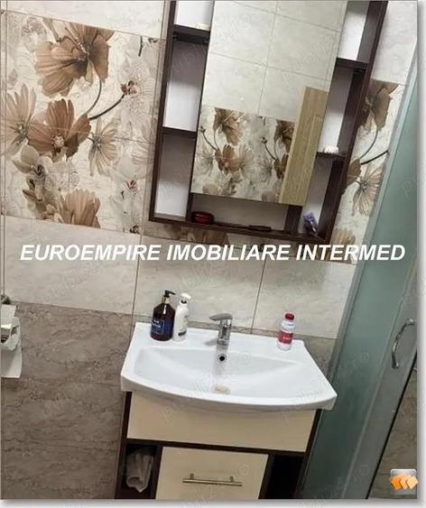 Apartament cu 2camere decomandat,zona km 5 - 3