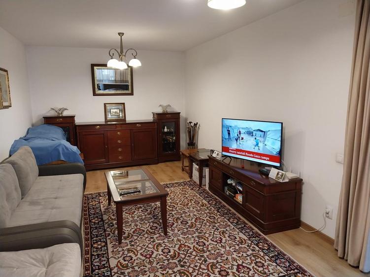 Vanzare proprietate cu doua case si intrari separate curte Giulesti - 2