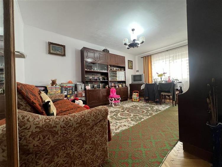 Apartament cu 3 camere decomandat, situat în zona Nicolina 2 – prima parte - 7